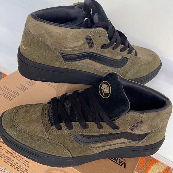 Vans Men’s Zahba Mid
Beatrice Domond Dark Olive
VN000CBSDOL
Sneakers - Picture 10 of 16